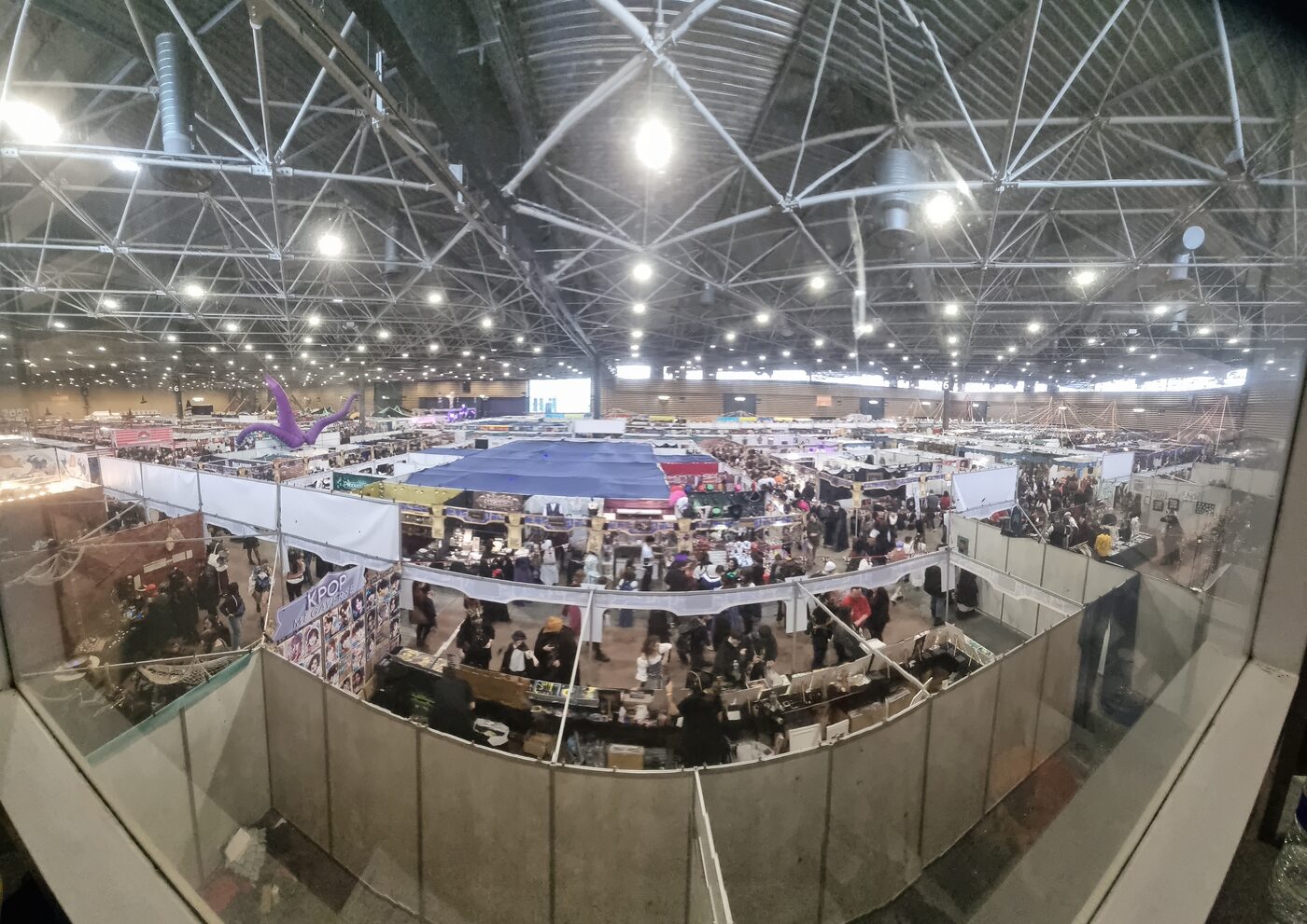 Vue plongeante d'une convention avec scénographie d'envergure