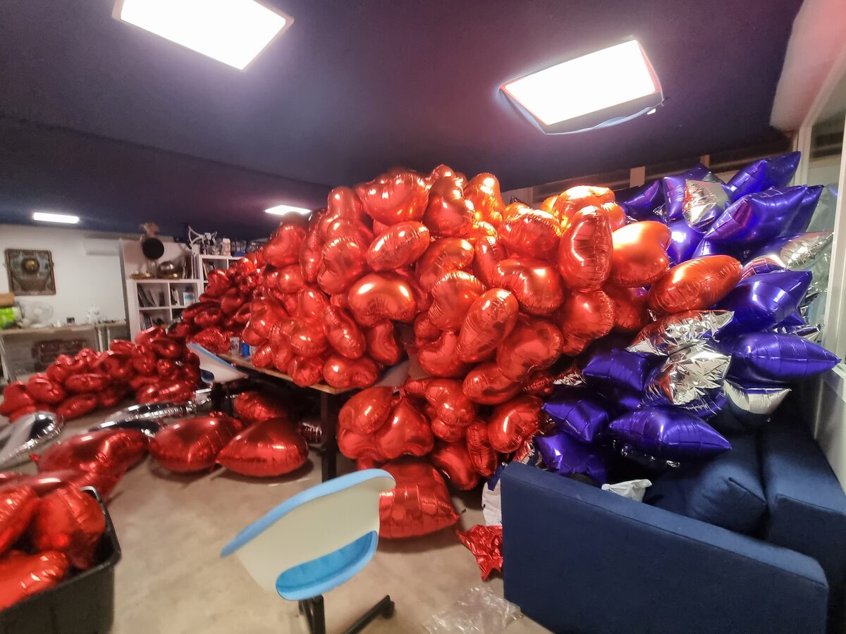 Stock de centaines de ballons cœur rouges et violets pour un événement