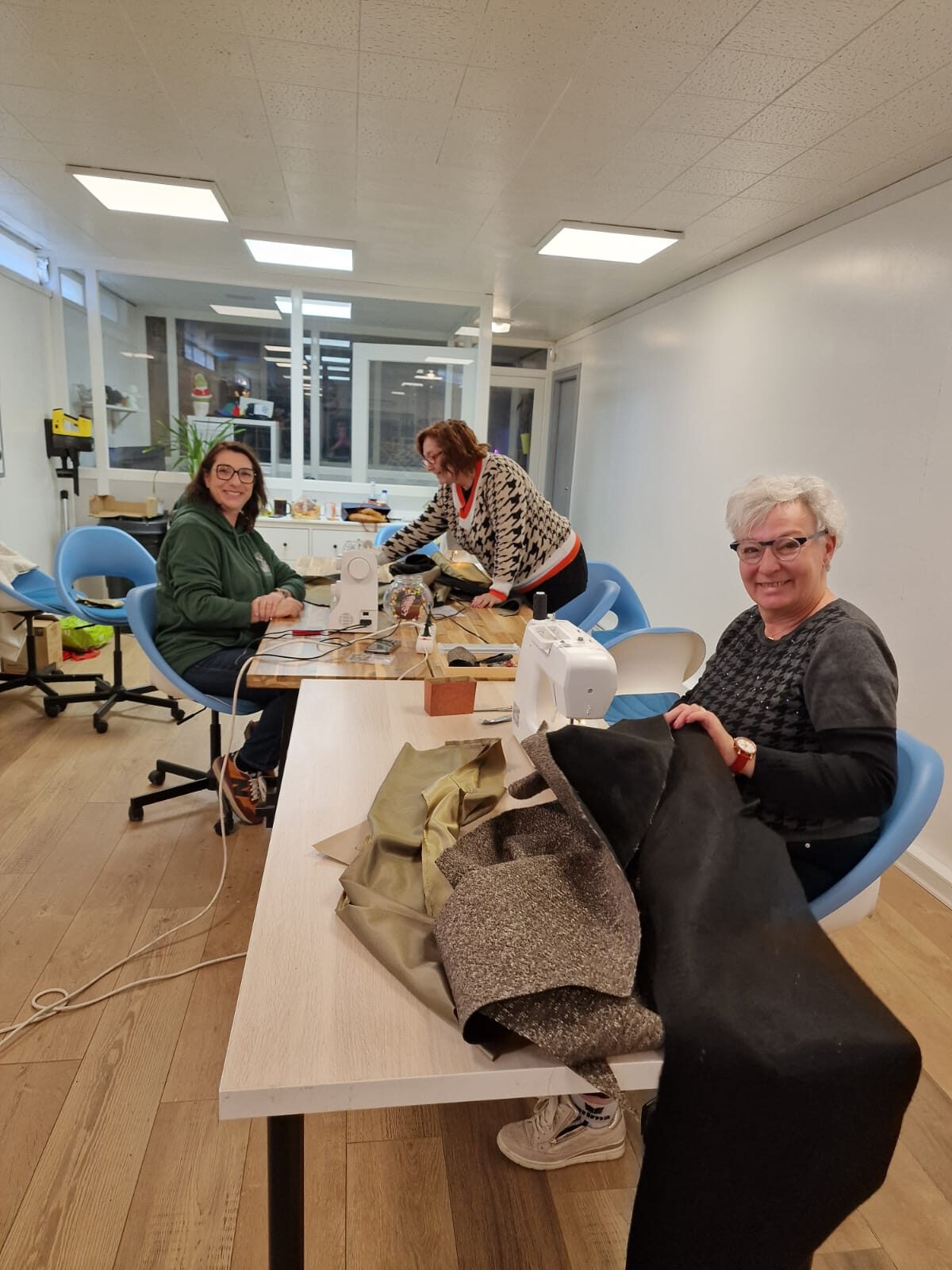 Atelier couture Yggdra-créa : trois personnes aux machines à coudre