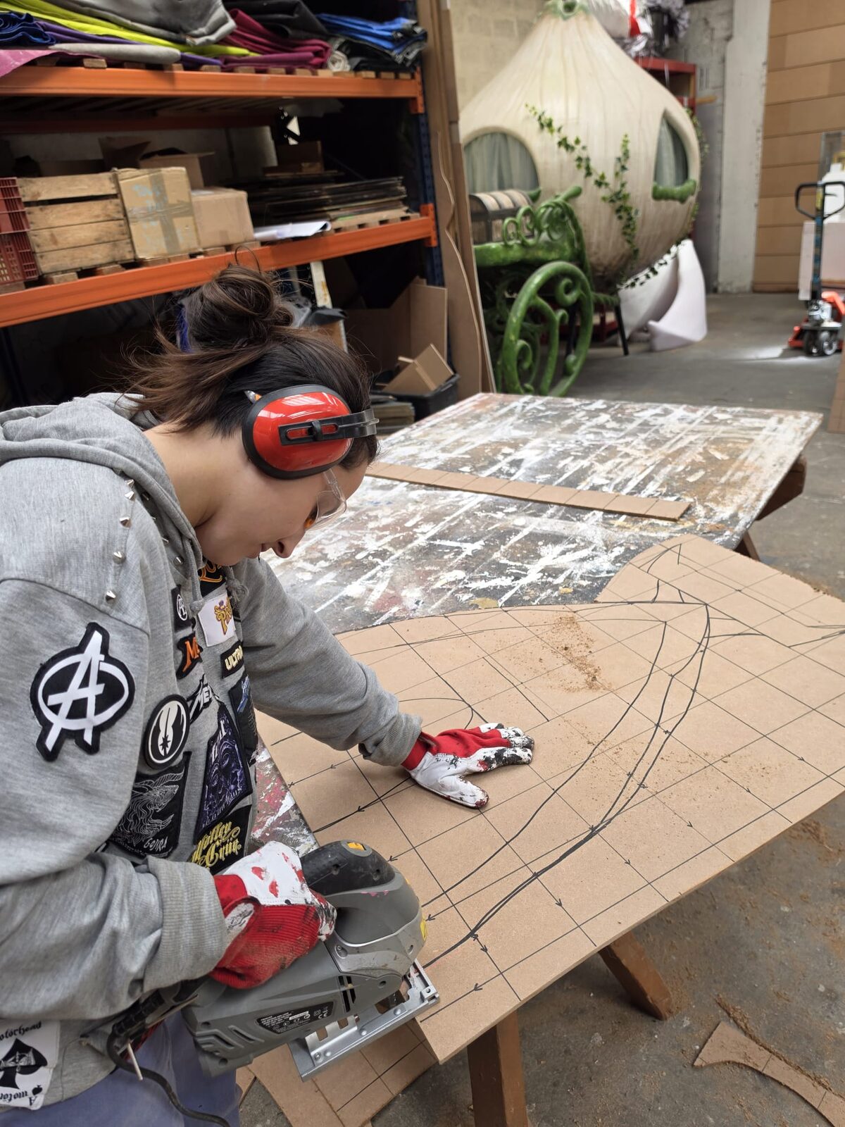 Travail du bois et de la découpe à la scie sauteuse dans l'atelier