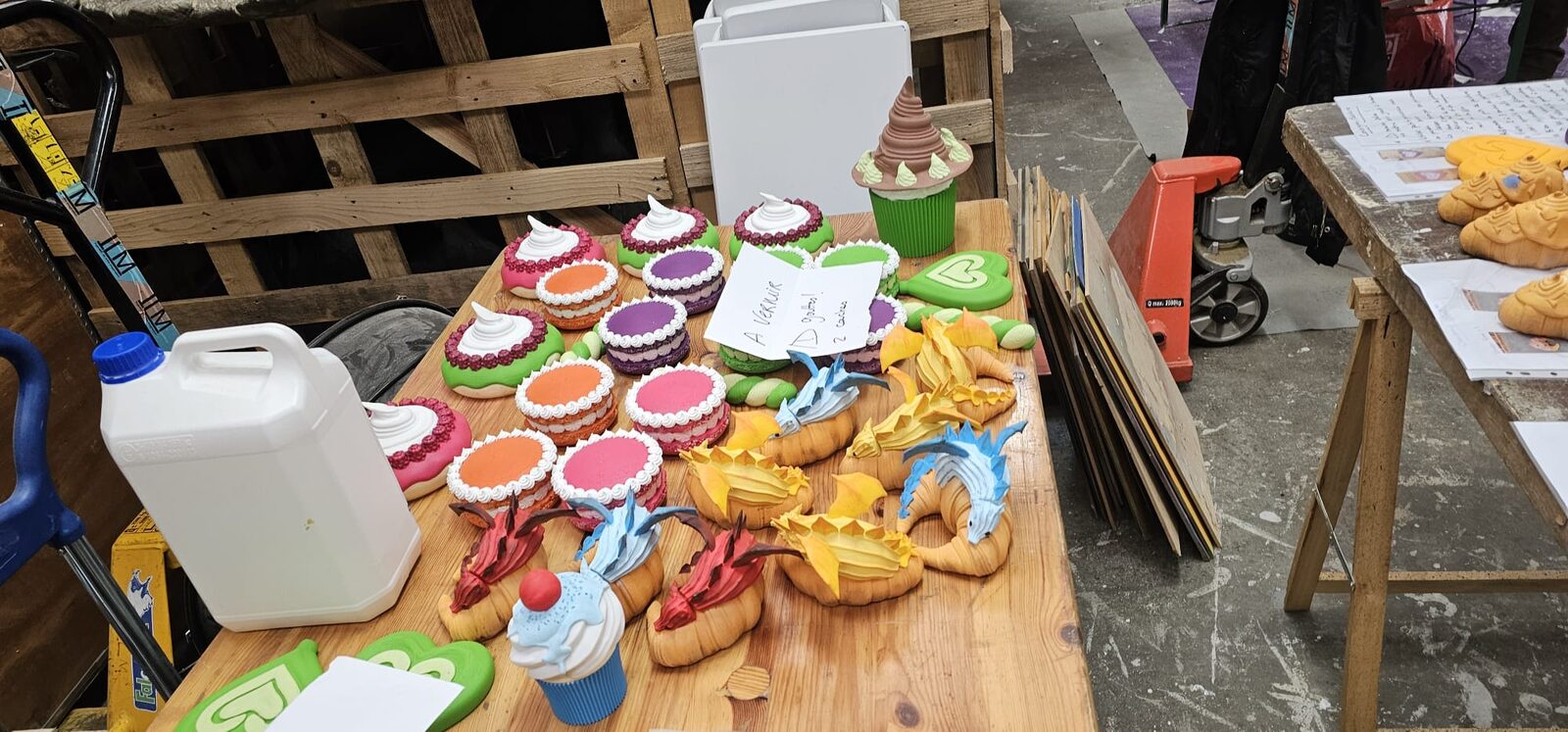 Props imprimés en 3D : cupcakes et dragons colorés sur l'établi