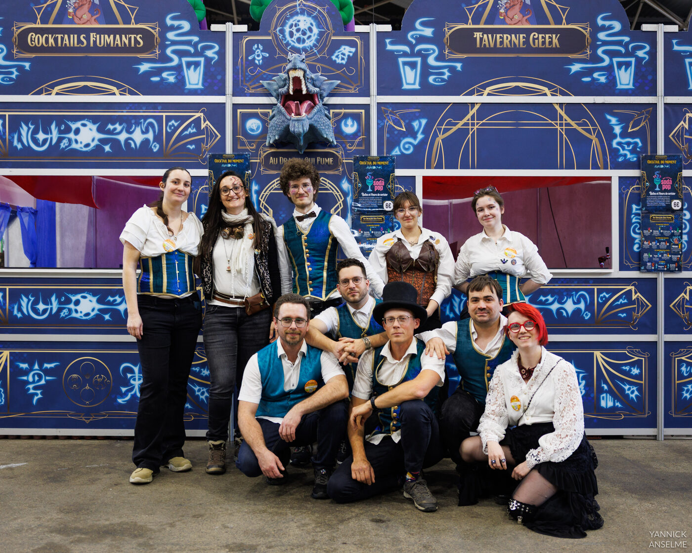 L'équipe en costume steampunk devant le bar Au Dragon qui Fume