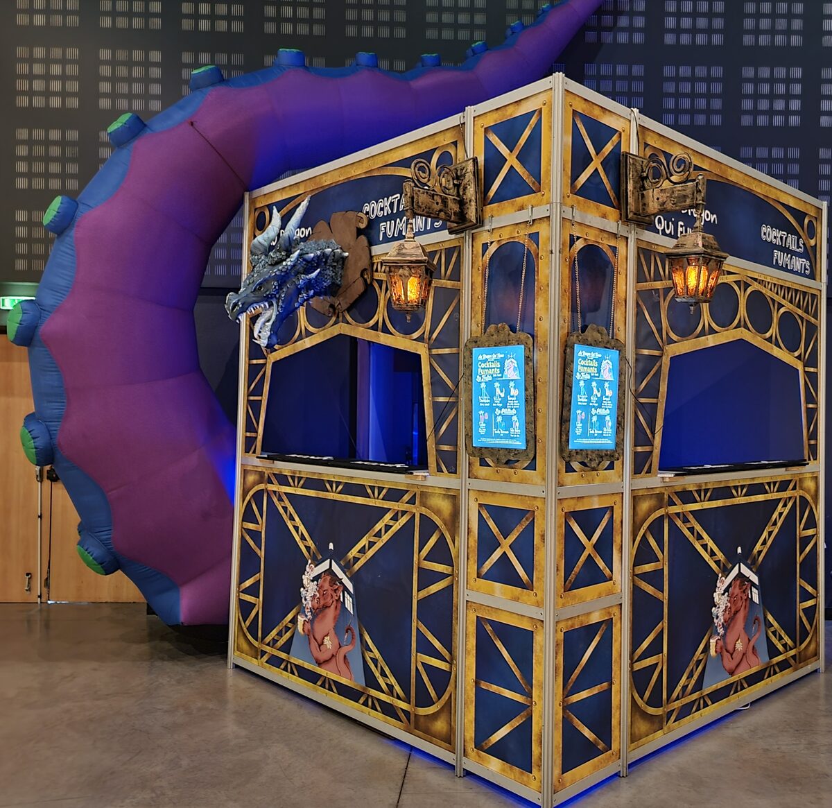 Devanture du bar Au Dragon qui Fume avec tentacules violets