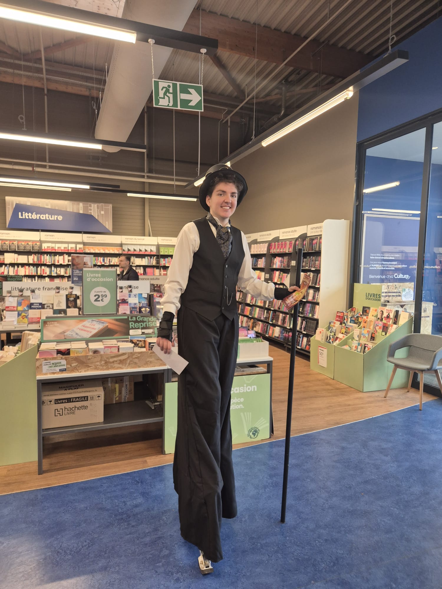 Échassier en costume steampunk lors d'une animation extérieure en librairie