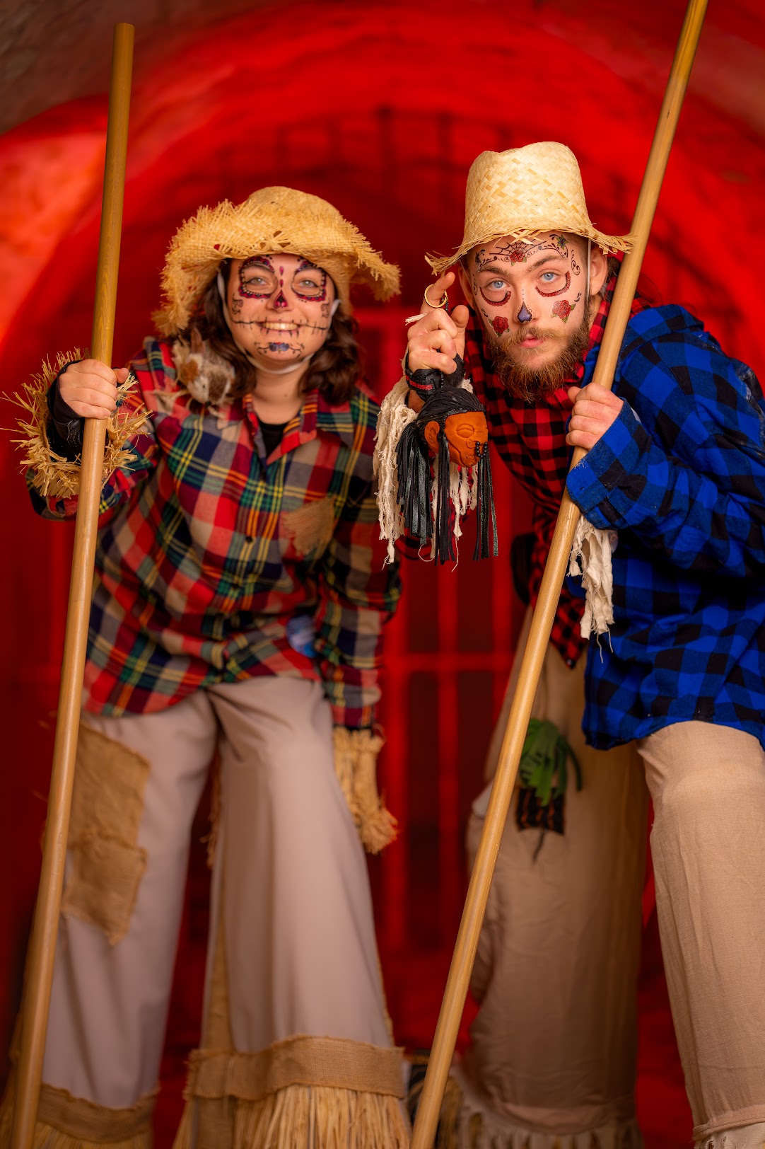Duo en costume d'épouvantail thématique, sur échasses urbaines